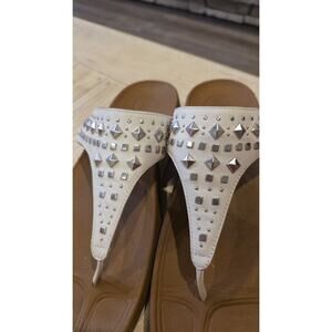 FitFlop Thong Sandals 10 White Leather Wedge Slip On Studded Comfort Biker Chic